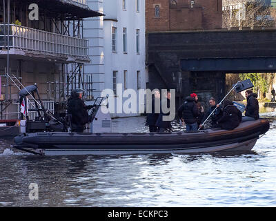 Londra, Regno Unito. Xvi Dec, 2014. Daniel Craig le riprese di una scena per il nuovo film di James Bond spettro sulla posizione a Camden Lock Camden town london 16/12/2014 Credit: Martyn Goddard/Alamy Live News Foto Stock