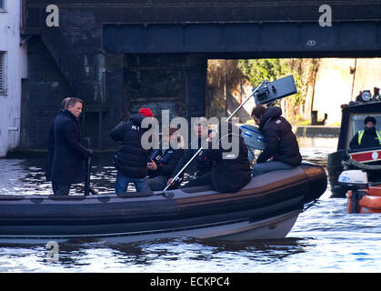 Londra, Regno Unito. Xvi Dec, 2014. Daniel Craig le riprese di una scena per il nuovo film di James Bond spettro sulla posizione a Camden Lock Camden town london 16/12/2014 Credit: Martyn Goddard/Alamy Live News Foto Stock