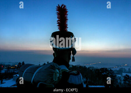 Un soldato francese in cima a Santon Hill. Campo di battaglia di Austerlitz Repubblica Ceca Alba prima della battaglia Foto Stock