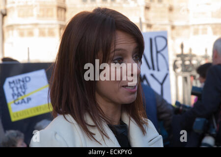 Westminster, Londra, 16 dicembre 2014. Il lavoro del ministro ombra per le donne e di Uguaglianze parla ai media al di fuori del Parlamento come donne premere per MPs per la legislazione in materia di pagare la trasparenza. Credito: Paolo Davey/Alamy Live News Foto Stock