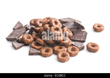 Gli anelli di cereali e cioccolato su sfondo bianco Foto Stock