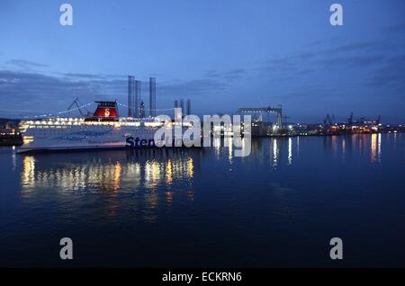 Gdynia, Polonia 16th, dic. 2014 Scene presso il cantiere navale a Gdynia. Stena Line traghetto va a Gdynia Ferry Terminal Credit: Michal Fludra/Alamy Live News Foto Stock