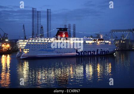 Gdynia, Polonia 16th, dic. 2014 Scene presso il cantiere navale a Gdynia. Stena Line traghetto va a Gdynia Ferry Terminal Credit: Michal Fludra/Alamy Live News Foto Stock