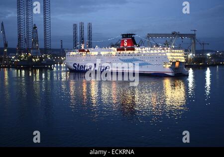 Gdynia, Polonia 16th, dic. 2014 Scene presso il cantiere navale a Gdynia. Stena Line traghetto va a Gdynia Ferry Terminal Credit: Michal Fludra/Alamy Live News Foto Stock