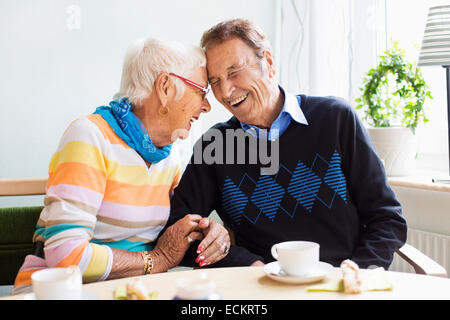 Amorevole coppia senior di ridere presso la casa di cura Foto Stock