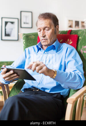 Senior uomo con tavoletta digitale presso la casa di cura Foto Stock