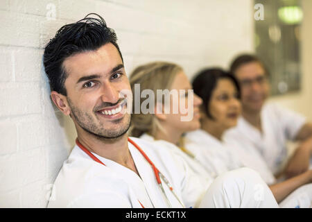 Ritratto di sorridente medico maschio con femmina i colleghi in ospedale Foto Stock