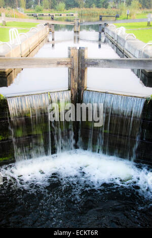 Spargimento di acqua su canal cancelli di blocco Foto Stock