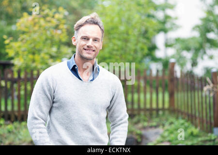 Ritratto di sorridere uomo maturo in piedi in cantiere Foto Stock