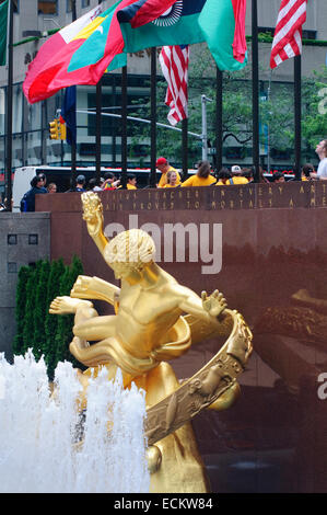 Stati Uniti, New York City Manhattan Midtown, Rockefeller Center, Statua di Prometeo Foto Stock
