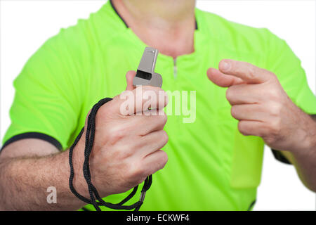 Arbitro che mostra il suo sibilo con la sua mano. Foto Stock