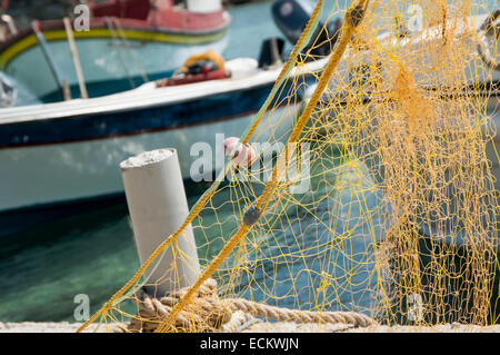 Le reti da pesca disteso sul molo Foto Stock