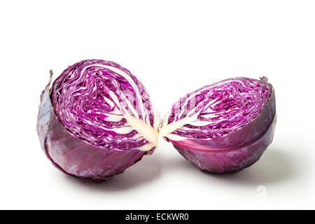 Tagliare il cavolo rosso isolato su sfondo bianco. Foto Stock