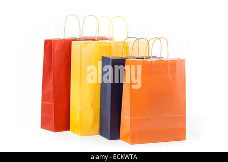 Quattro sacchetti di carta isolato su sfondo bianco. Foto Stock