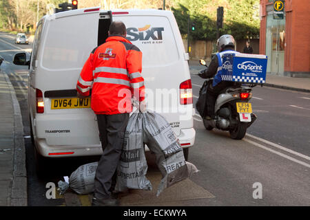 Il torneo di Wimbledon, Londra, Regno Unito. Xvi Dec, 2014. Sacchetti contenenti post natale sono collocati in un furgone. Più code all'ufficio postale in quanto le persone cercano di ottenere la posta natalizia scadenza. Le code di più è in parte causato dalla chiusura di migliaia di uffici postali in tutto il Regno Unito Credito: amer ghazzal/Alamy Live News Foto Stock