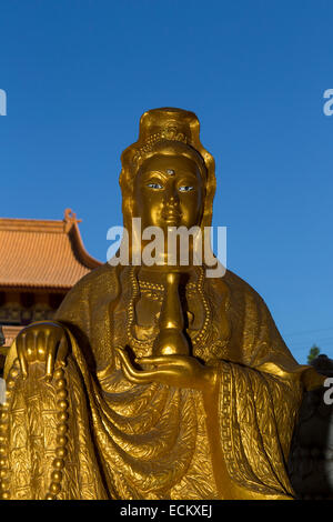 Statua del Bodhisattva Avalokitesvara, seduto sul trono di loto, sulla cima di due draghi, Hsi Lai Temple, Hacienda Heights, California Foto Stock