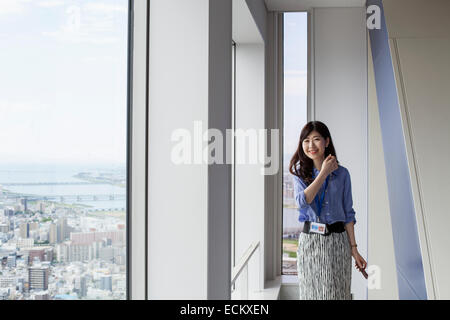 Una donna lavoratrice in un edificio per uffici. Foto Stock