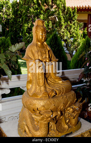 Statua del Bodhisattva Avalokitesvara, seduto sul trono di loto, sulla cima di due draghi, Hsi Lai Temple, Hacienda Heights, California Foto Stock