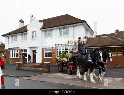 L'apertura della Cooperativa Bevendean Pub, la prima del suo genere in una tenuta nel Regno Unito, per il pubblico in generale. Nella parte anteriore del Foto Stock