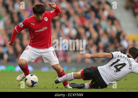 Londra, Gran Bretagna - 28 settembre Bo-Kyung Kim (#13) di Cardiff e Giorgo Karagounis (#14 Fulham) lotta per la palla a Premi Foto Stock