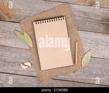 Blank notepad per copia di spazio e di erbe sul tavolo di legno Foto Stock