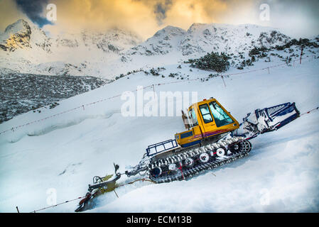Snow toelettatura vehicule in montagna Foto Stock