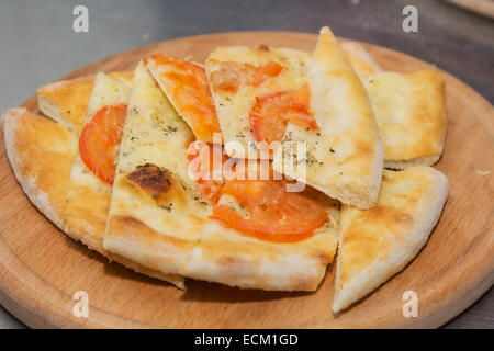 Classica focaccia italiana durante la cottura Foto Stock