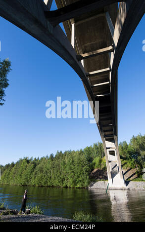 Trenta metri di altezza arco di calcestruzzo ponte stradale sul fiume Leppävirta , Finlandia Foto Stock