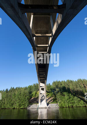 Trenta metri di altezza arco di calcestruzzo ponte stradale sul fiume Leppävirta , Finlandia Foto Stock