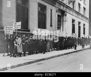 'Hai dimenticato le donne", disoccupati e unico nella domanda di lavoro parade. World-Telegram foto personale. 1933 Dic 7. (LOC) Foto Stock