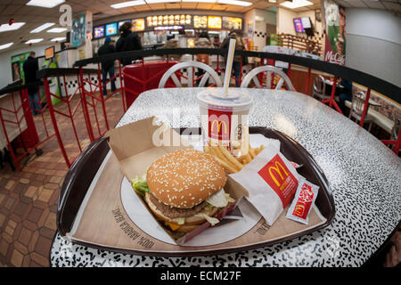 Un Big Mac, patatine fritte e una coca cola in un ristorante McDonald's a New York lunedì, 8 dicembre 2014. McDonald's ha riportato un 4.6% calo di vendite analoghe negli Stati Uniti per il mese di novembre. Gli analisti avevano previsto un 1.9% drop. Le vendite oltremare anche visto declina. La forte concorrenza sul mercato interno e all'estero è citato come motivo. (© Richard B. Levine) Foto Stock