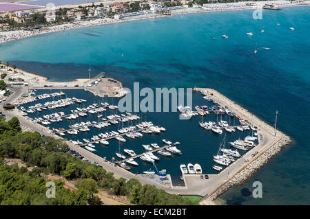 Vista superiore della piccola marina del Golfo di Cagliari Foto Stock
