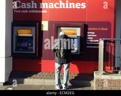 Le macchine di contanti al di fuori del ramo di Sainsbury's, Londra Foto Stock