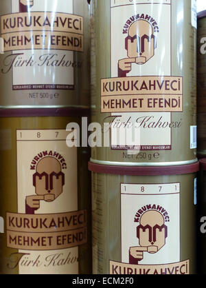 Barattoli di caffè turco in vendita nel cibo turco Centro, Dalston, Londra Foto Stock