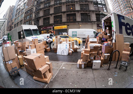 Un lavoratore FedEx ordina le consegne nel quartiere di Chelsea di New York il Mercoledì, 10 dicembre 2014. Dicembre 15 è previsto per essere FedEx il giorno più trafficato dell'anno con 22,6 milioni di spedizioni. Entrambi FedEx e UPS anticipare un aumento a partire dal 2013. (© Richard B. Levine) Foto Stock