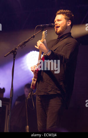 Inglewood, California, Stati Uniti d'America. Xiii Dec, 2014. Musicista JOE NEWMAN di Alt-J suona dal vivo in concerto in occasione del venticinquesimo KROQ annuale quasi Natale acustico al Forum di Inglewood, California © Daniel DeSlover/ZUMA filo/Alamy Live News Foto Stock