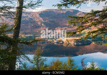 Guardando sul Loch Carron verso Strome Castle e il Castello di Baia, da Am Meallan nelle Highlands della Scozia Foto Stock