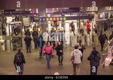 Le persone utilizzano la nuova Fulton Street Centro per il trasporto nella parte inferiore di Manhattan, per prendere i treni della metropolitana dopo il lavoro. Foto Stock