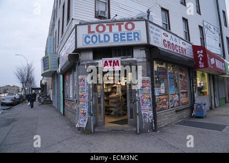 Quartiere Bodega tipo drogheria, Flatbush quartiere, Brooklyn, New York. Foto Stock