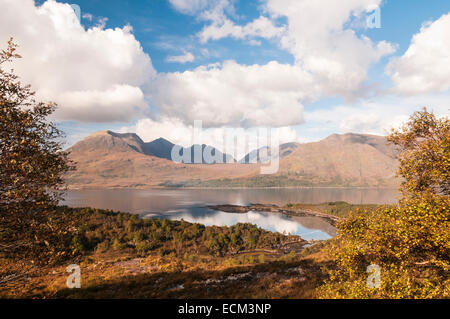 Una vista di Beinn Alligin cercando di fronte superiore di Loch Torridon, Wester Ross Scozia Scotland Foto Stock