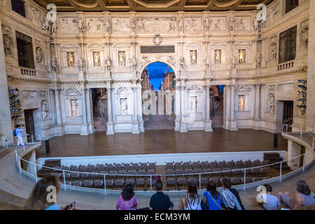 Scaenae frons del Teatro Olimpico. Il grande arco al centro è conosciuta come la porta regia o arco reale. Di Andrea Palladio Foto Stock