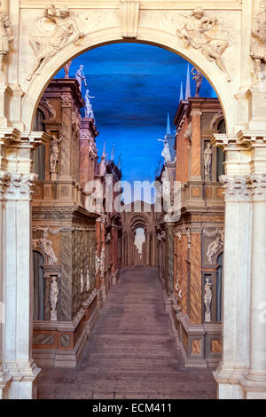 Dettaglio del legno e gesso scenografie, da Vincenzo Scamozzi, dalla porta reggia della scaenae frons Foto Stock