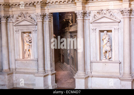 Dettaglio della Scaenae frons del Teatro Olimpico. Di Andrea Palladio Foto Stock