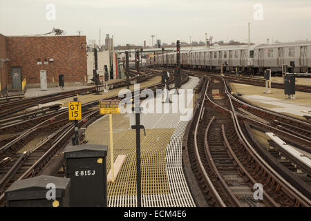 Metropolitana sopraelevata binari del treno, Stillwell Avenue stazione, Coney Island, Brooklyn, New York. Foto Stock