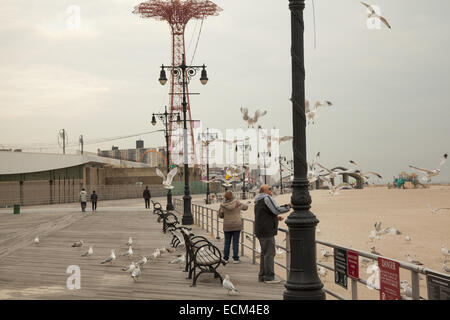 Il Boardwalk, Coney Island in autunno. Foto Stock