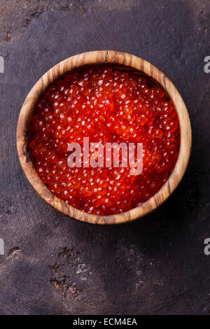 Caviale rosso in legno d'olivo ciotola su sfondo scuro Foto Stock