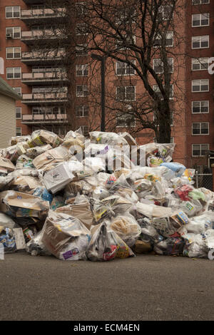 Cumuli di rifiuti riciclabili da solo un edificio di appartamenti per una settimana a Brooklyn, New York. Foto Stock