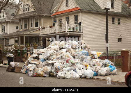 Cumuli di rifiuti riciclabili da solo un edificio di appartamenti per una settimana a Brooklyn, New York. Foto Stock