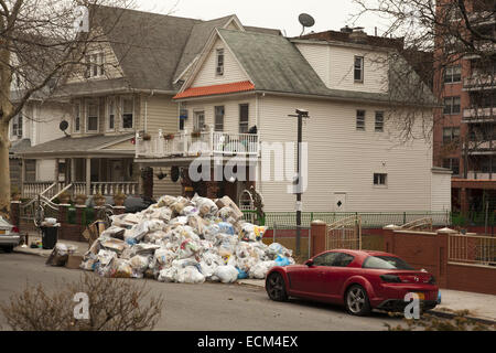 Cumuli di rifiuti riciclabili da solo un edificio di appartamenti per una settimana a Brooklyn, New York. Foto Stock