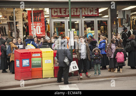 Per la maggior parte Ebrei i bambini della scuola di attendere per un autobus per andare a casa da scuola su Kings Highway in Brooklyn, New York. Foto Stock